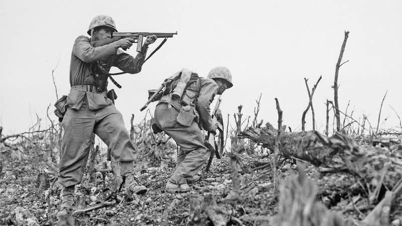 Imagem ilustrativa de militares americanos durante a batalha de Okinawa - Wikimedia Commons / Domínio Público