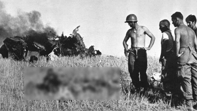 Soldados americanos observam corpo de combatente alemão após ataque - Wikimedia Commons / Domínio Público / U.S. Army