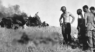 Soldados americanos observam corpo de combatente alemão após ataque - Wikimedia Commons / Domínio Público / U.S. Army