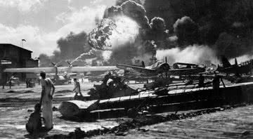 Fotografia de Pearl Harbor durante o ataque japonês - Getty Images