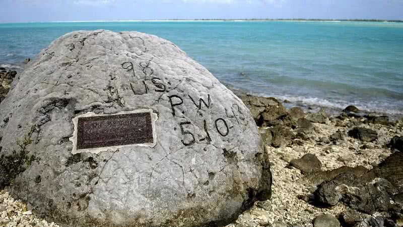 O monumento dos 98 prisioneiros de guerra na ilha Wake - Wikimedia Commons
