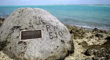 O monumento dos 98 prisioneiros de guerra na ilha Wake - Wikimedia Commons