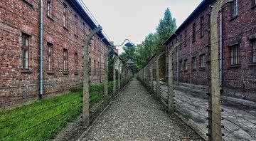 Fotografia meramente ilustrativa de campo de concentração de Auschwitz - Divulgação/ Pixabay/ lararcv