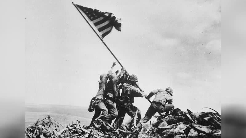 Lendária fotografia dos fuzileiros navais americanos hasteando a bandeira - Wikimedia Commons