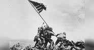 Lendária fotografia dos fuzileiros navais americanos hasteando a bandeira - Wikimedia Commons