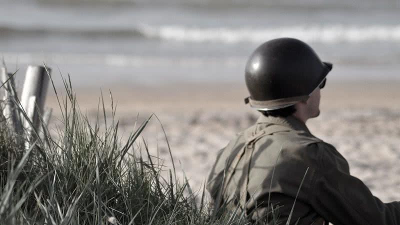 Um soldado observa o mar - Baptiste Heschung por Pixabay