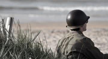Um soldado observa o mar - Baptiste Heschung por Pixabay