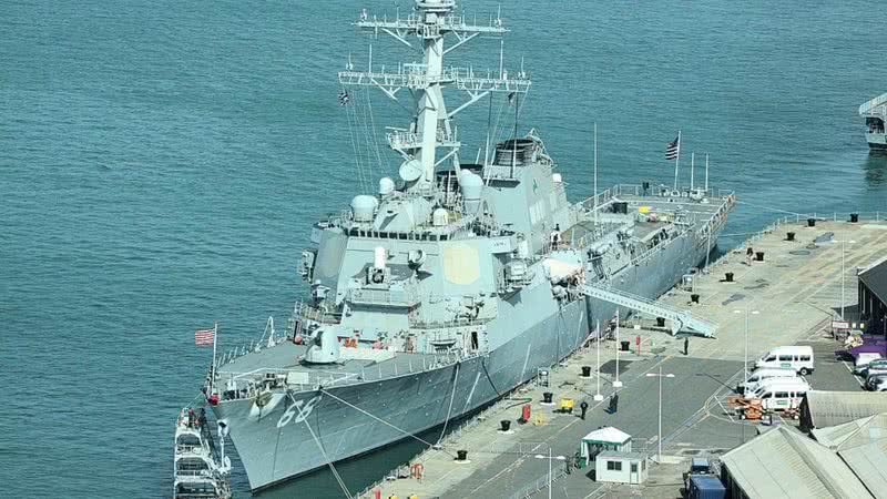 USS The Sulivans estacionado