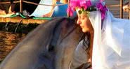 Sharon Tendler em seu casamento com o golfinho Cindy - Divulgação