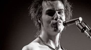Foto de Sid Vicious em show dos Sex Pistols - Wikimedia Commons