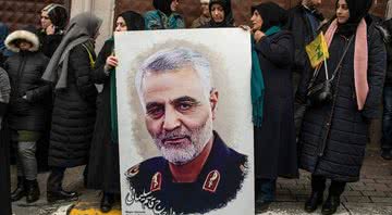 Manifestantes prestam condolências a Qasem Soleimani - Getty Images