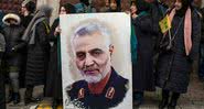 Manifestantes prestam condolências a Qasem Soleimani - Getty Images