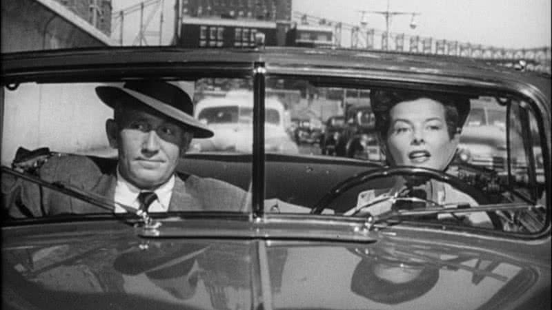 Spencer Tracy e Katharine Hepburn em cena de filme - Wikimedia Commons