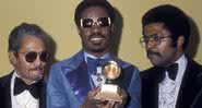 Stevie Wonder com um de seus inúmeros prêmios - Getty Images