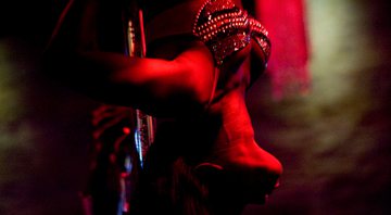 Imagem meramente ilustrativa de uma stripper fazendo pole dancing - Getty Images