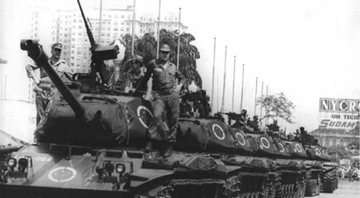 Tanques ocupando a Avenida Presidente Vargas, no Rio de Janeiro, em 1968 - Wikimedia Commons