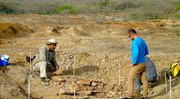 Paleontólogos durante a escavação de tartarugas gigantes - Edwin Cadena