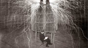 Nikola Tesla em seu laboratório em Colorado Springs - Getty Images