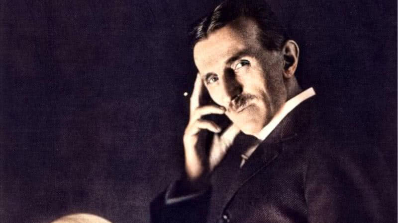 Nikola Tesla em seu laboratório - Domínio Público
