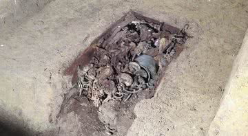 O tesouro que foi descoberta nas escavações - Divulgação/Michał Wojenka