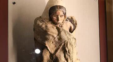 O rosto da múmia tem traços caucasianos e cabelos ruivos - Wikimedia Commons