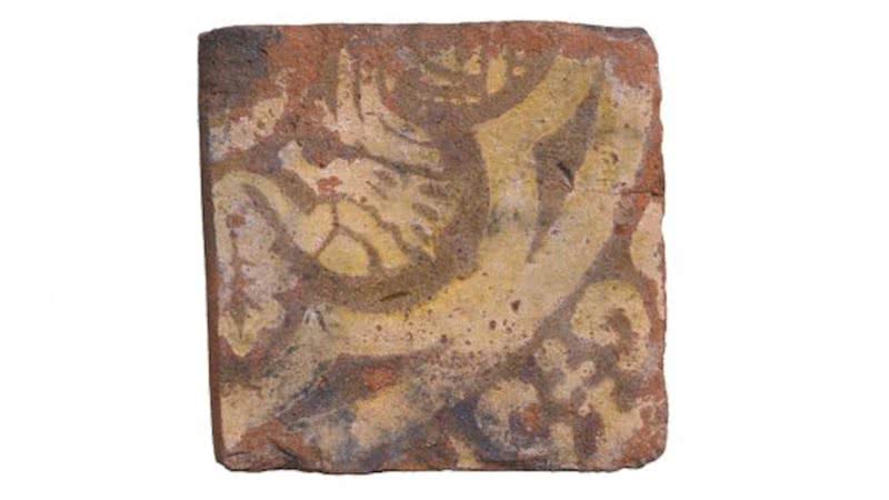 Tijolo medieval estilizado com imagem de criatura mitológica - Divulgação/MOLA