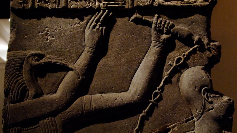 Arte egípcia retratando o batismo do faraó pelas mãos do rei Toth - Getty Images