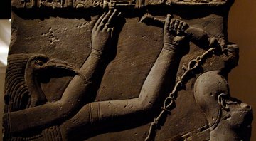 Arte egípcia retratando o batismo do faraó pelas mãos do rei Toth - Getty Images