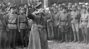Trotsky discursa ao Exército Vermelho - Domínio Público