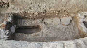 Mosaico na base dos túmulos - Divulgação