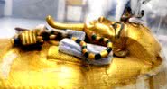 Cientistas trabalham na restauração do caixão de Tutancâmon / Crédito: Reprodução