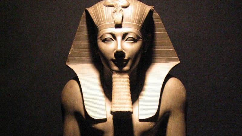 Estátua de Tutmés III no Museu de Luxor, no Egito - Wikimedia Commons