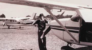 Frederick Valentich ao lado de sua aeronave - Wikimedia Commons