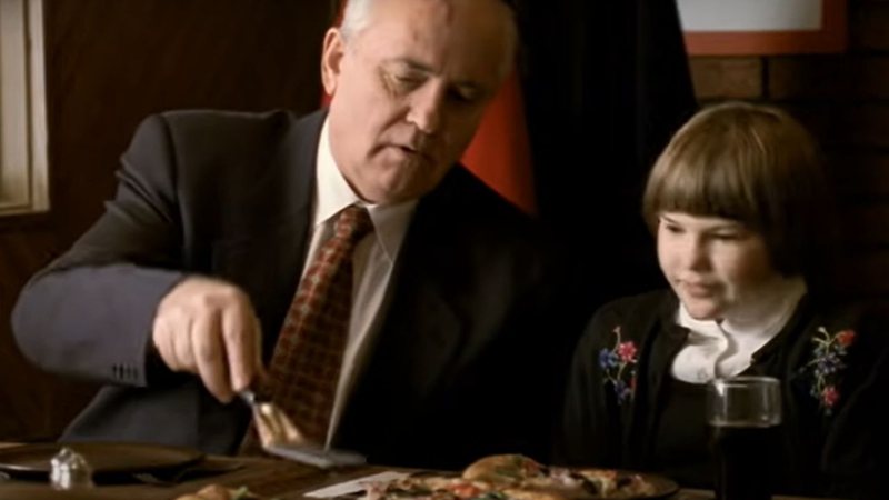 Parte do comercial onde Mikhail Gorbachev corta um pedaço de pizza para sua neta, Anastasia