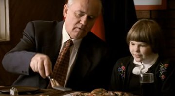 Parte do comercial onde Mikhail Gorbachev corta um pedaço de pizza para sua neta, Anastasia - Divulgação / YouTube /  Tom Darbyshire