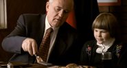 Parte do comercial onde Mikhail Gorbachev corta um pedaço de pizza para sua neta, Anastasia - Divulgação / YouTube /  Tom Darbyshire