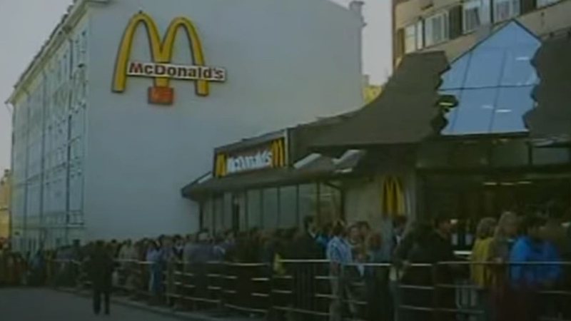 Fachada do primeiro e único McDonald's da União Soviética no seu dia de inauguração