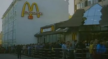 Fachada do primeiro e único McDonald's da União Soviética no seu dia de inauguração - Divulgação / YouTube / Existical