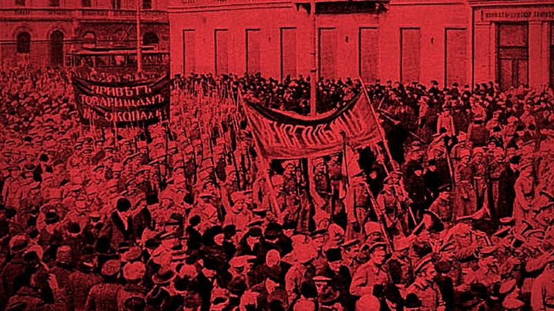 Soldados e civis se manifestando durante a Revolução, em 1917 - Wikimedia Commons