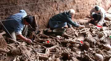 Arqueólogos na Vala de Perus, SP - Reprodução