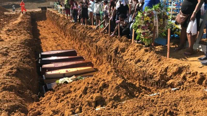 Sepultamento de diversos caixões em vala comum, o que ocorreu em Manaus durante 2020 - Divulgação/Chico Batata
