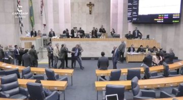 A confusão que envolvia os vereadores Adilson Amadeu e Daniel Annenberg foi transmitida ao vivo pela TV Câmara - Divulgação/TV Câmara