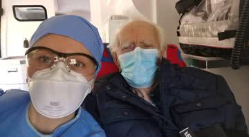 Stanislaw Bigos, o veterano de guerra, ao lado de sua enfermeira - Divulgação/Iwona Soltys