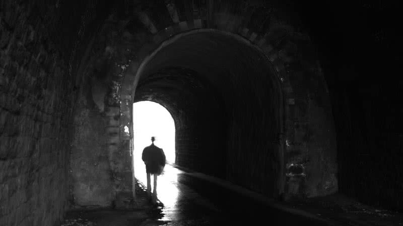 Imagem meramente ilustrativa de pessoa no fim de um túnel - Wikimedia Commons