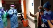 Mulher sendo aplaudida após receber alta do hospital - Divulgação/Youtube