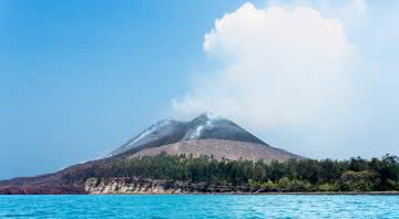 Imagem meramente ilustrativa da ilha de Krakatoa - Wikimedia Commons