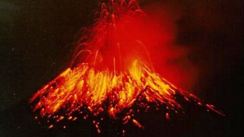 Vulcão Tungurahua em erupção, no ano de 1999 - Wikimedia Commons