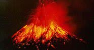 Vulcão Tungurahua em erupção, no ano de 1999 - Wikimedia Commons