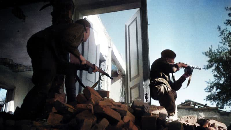 Imagem meramente ilustrativa de soldados da Segunda Guerra em uma guerrilha urbana, em 1943 - Divulgação/Klimblim