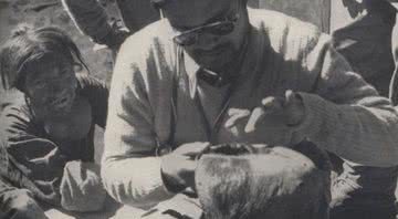 Dr. Biswamoy Biswas examinando a pele do Yeti - Wikimedia Commons